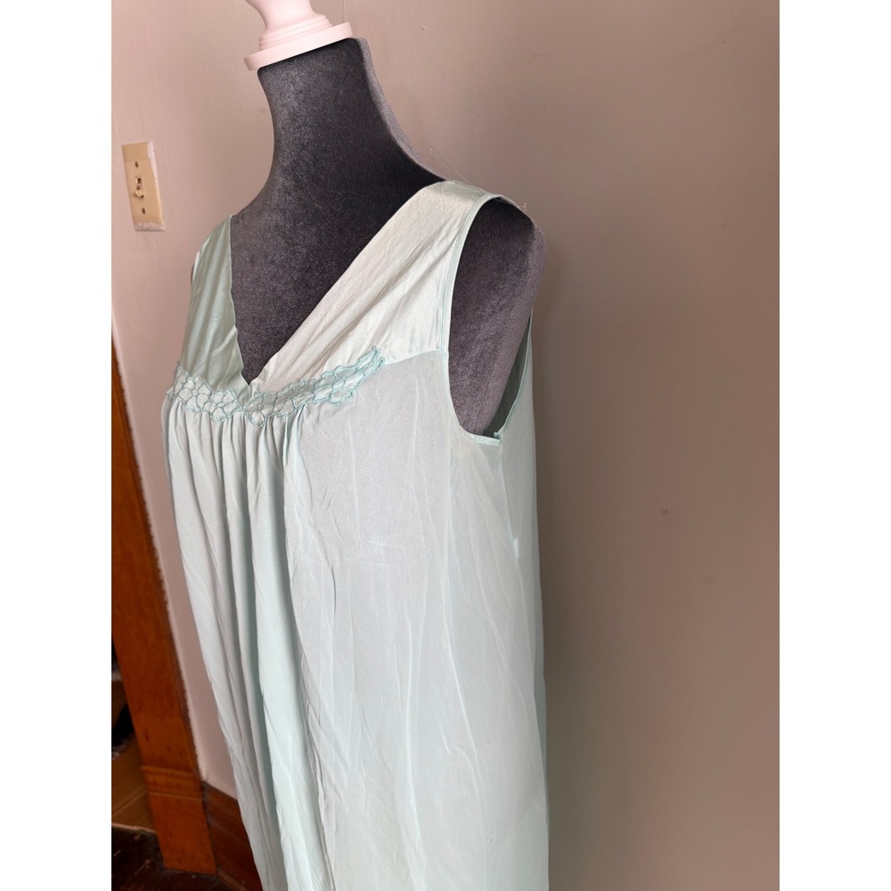 Vintage Vanity Fair Mint Green Embroidered V-Neck Nightgown USA Cottagecore M - Picture 3 of 11